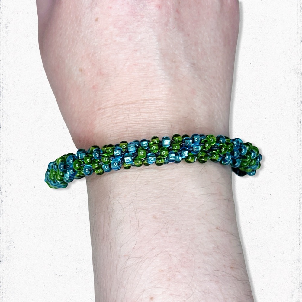 6150gc. Green Seed Bead Bracelet